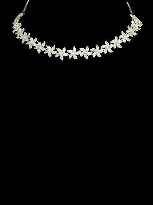 Wreath Necklace (White)